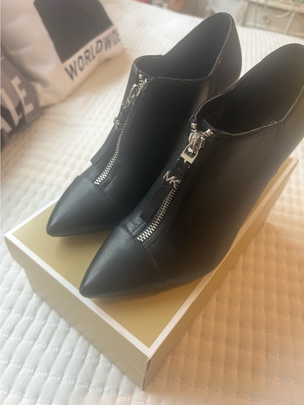 VGUC Michael Kors Black Ankle Booties with Silver Accents 🖤